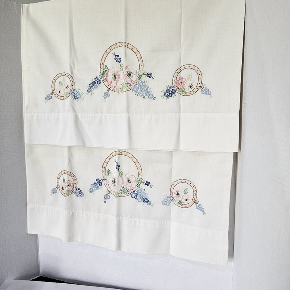 Hand Embroidered 2 Standard Size Vintage Pillowcases Floral Flowers *Read* - Picture 12 of 12